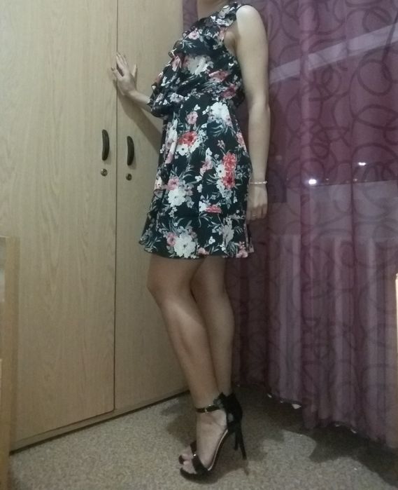 Rochie de vara colorata, cu volănașe. Noua