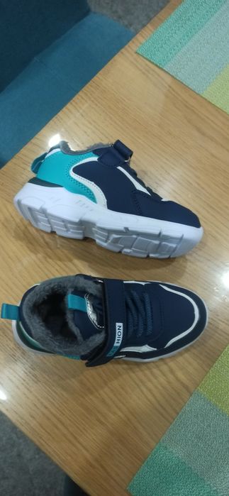 Детские теплые кроссовки