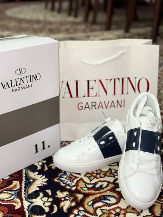 Valentino orginal yengi razmer 40 karobka dalumentlari bor xolati bomb