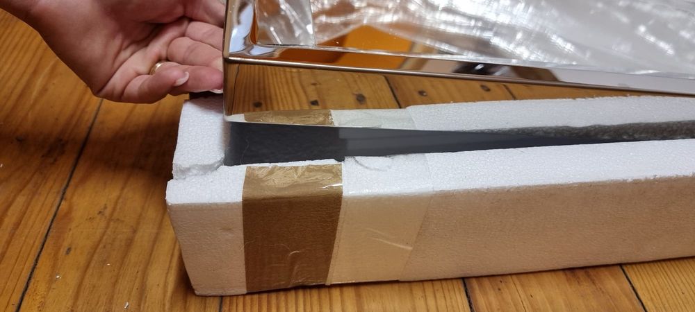 Oglinda design moderna cu cadru inclinat