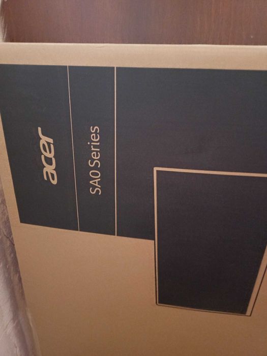 два идентични монитора за компютър ACER