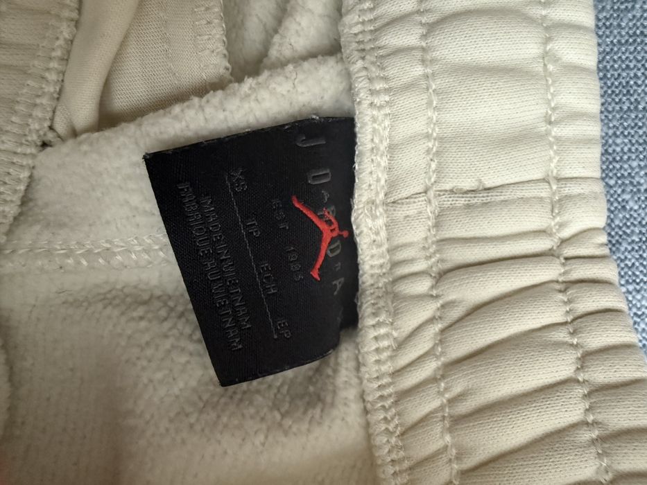 суитчър и долно на jordan от nike