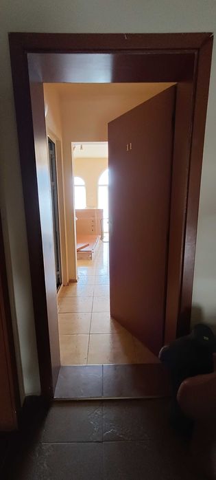 Продавам 2 интериорни дървени врати