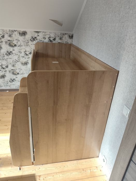 Детская кровать и стенка