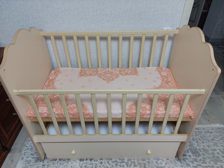 Продаётся детский кроватка с маятником