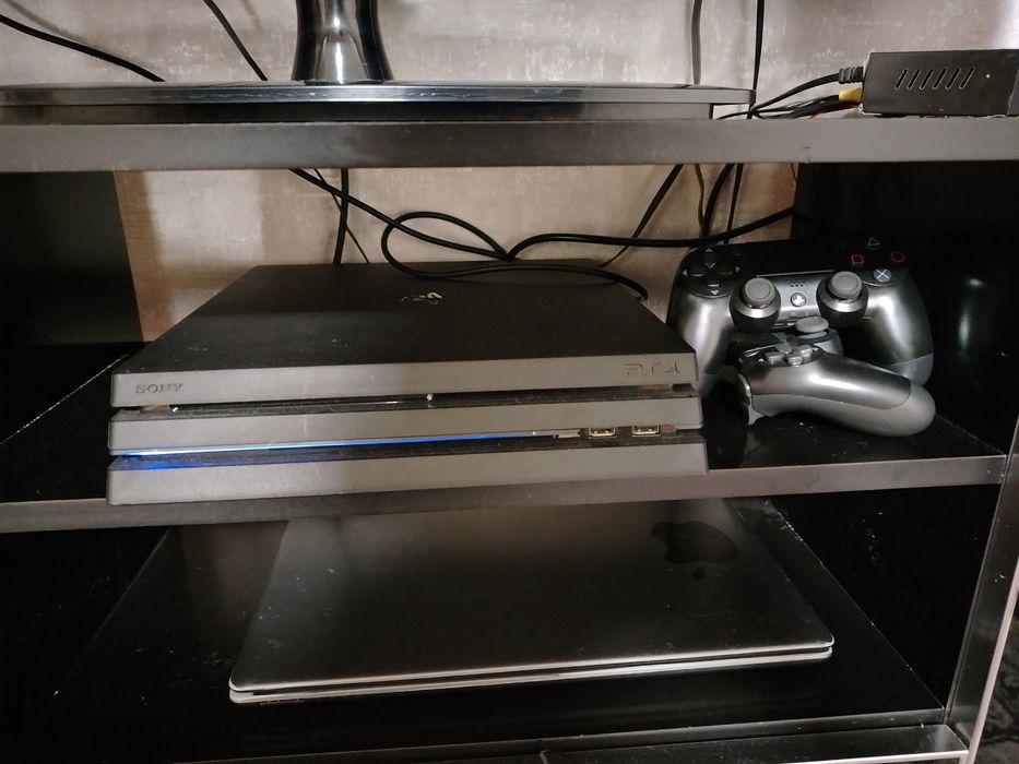 Playstation 4 pro    1 tr 2 arginal pult