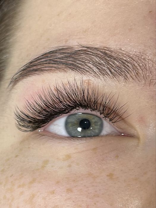 Модель наращивание ресниц