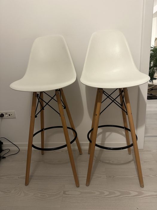 Scaune de bar - doua cu picioare de lemn