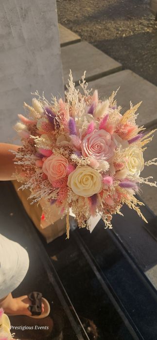 Va oferim buchete,struturi,pahare personalizate,decor mașini