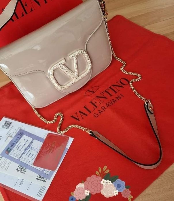 Geanta nude Valentino, logo metalic, saculet, etichetă
