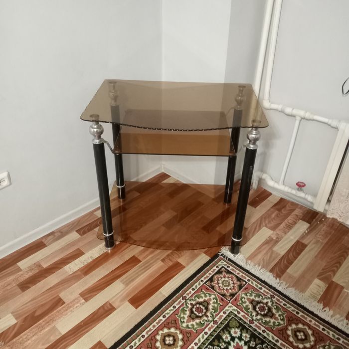 Телевизор с подставкой.