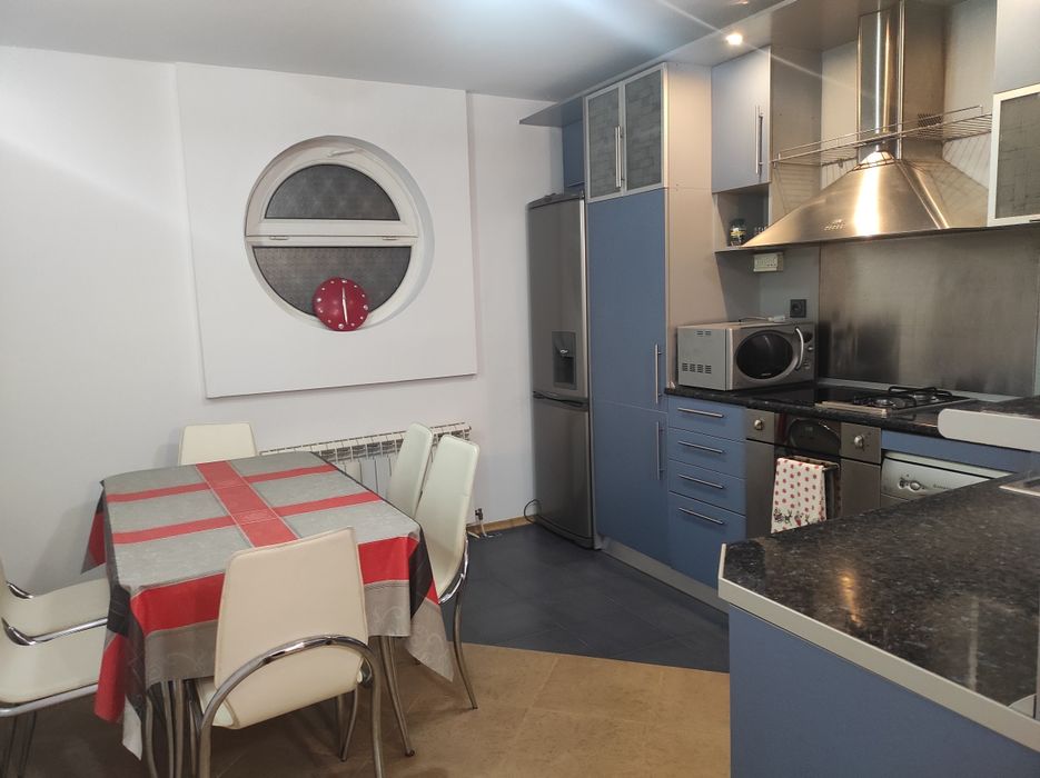 Наемане на многостаен апартамент с парко място , топ локация