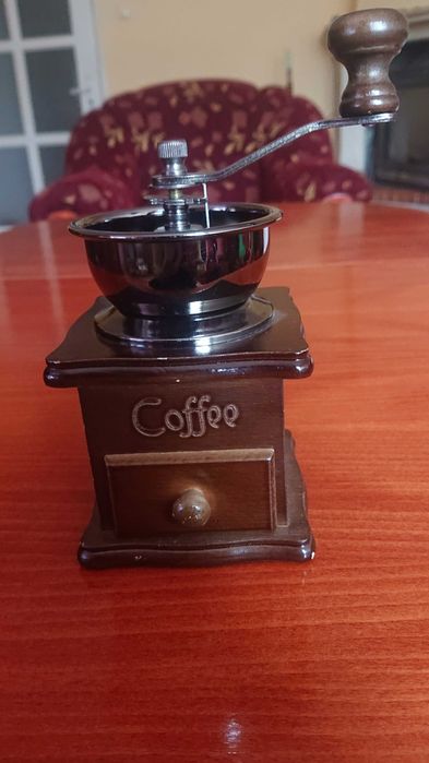 Нова ръчна мелничка за мелене на кафе, подправки.
