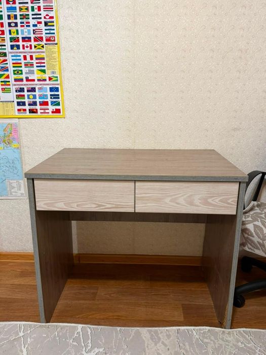 Продаю шкаф + стол вместе 
Шкаф:
• Высота — 2 м
•