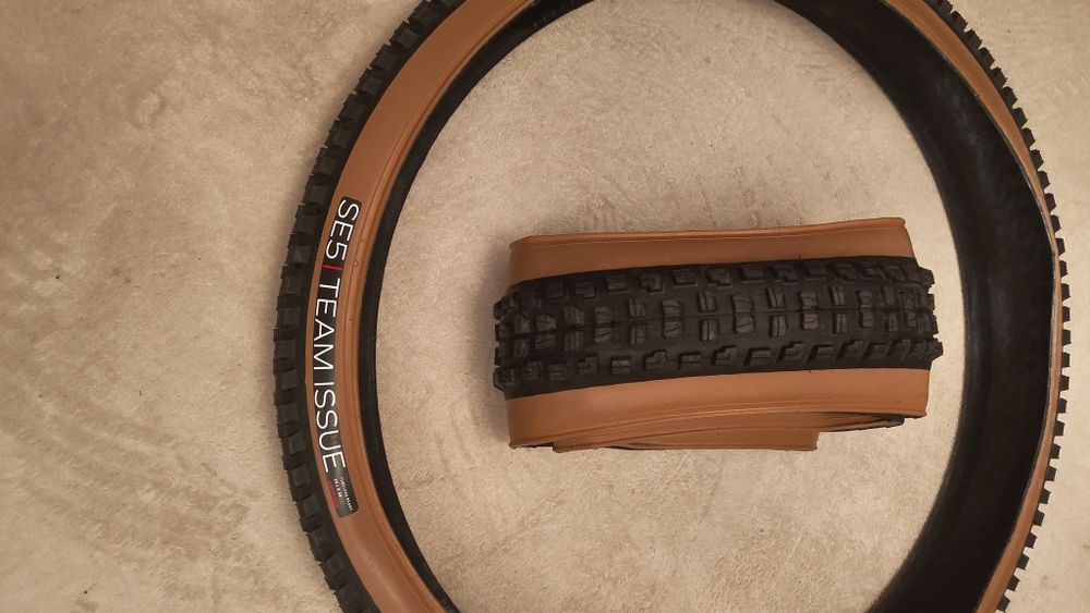 Спирачи SRAM Code Stealth, DB8, Renthal Fatbar Carbon, гуми Bontrager