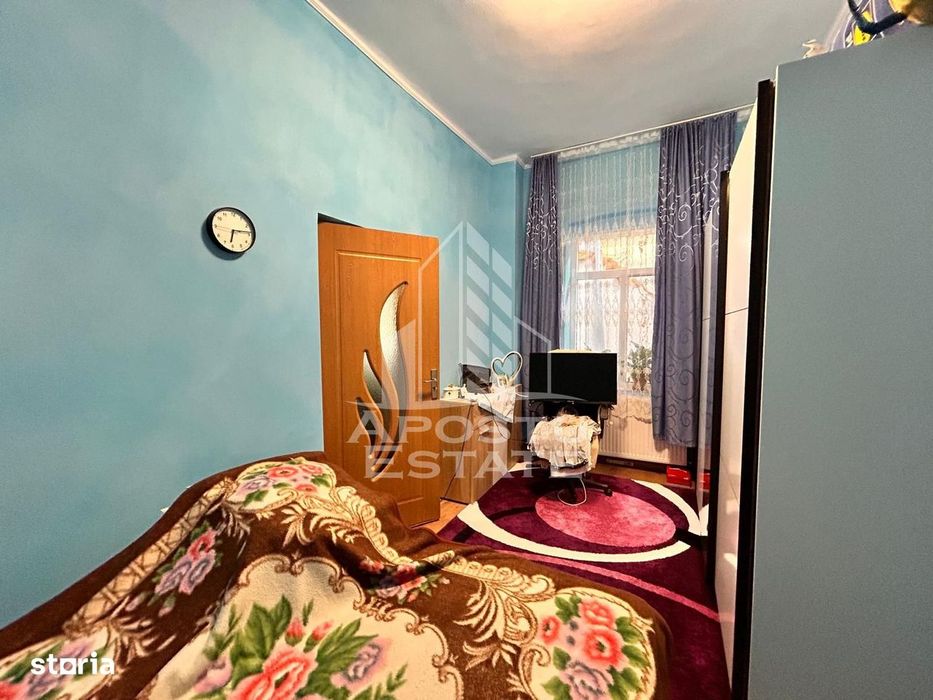 Apartament 2 camere, la curte comuna, pod mansardabil in zona Centrala