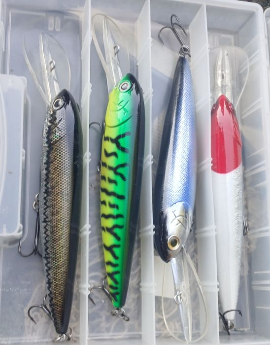 Set de  voblere adâncime (Deep Diver) pentru știucă / șalău / somn + cutie modele cu barbetă lungă (inclusiv mărci precum D.A.M. Deep Runner)