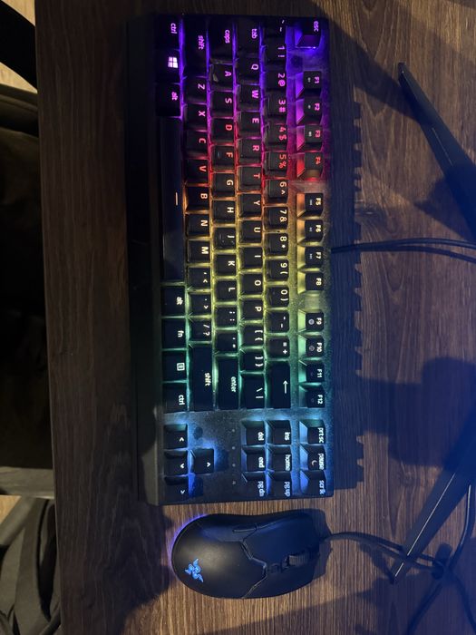 Продавам компютър+монитор и периферия