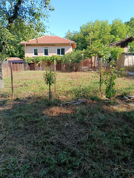 Продава се къща с двор