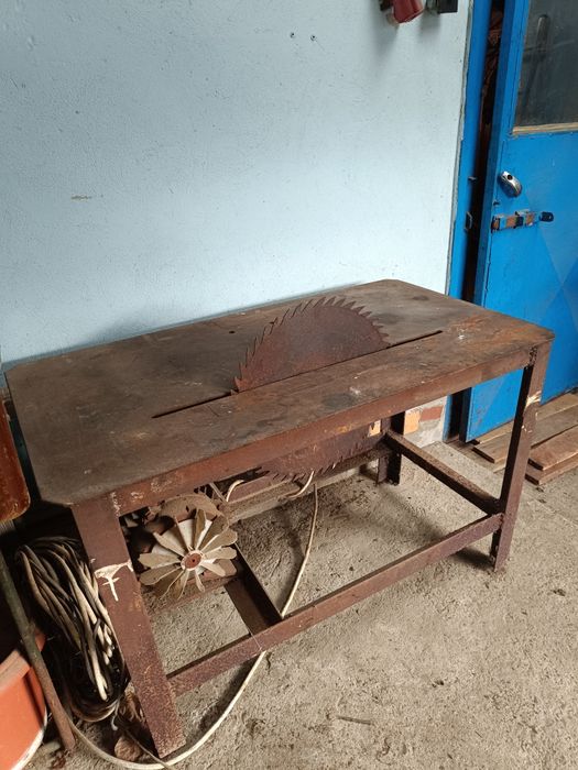 Masă circular ,circular trifazic