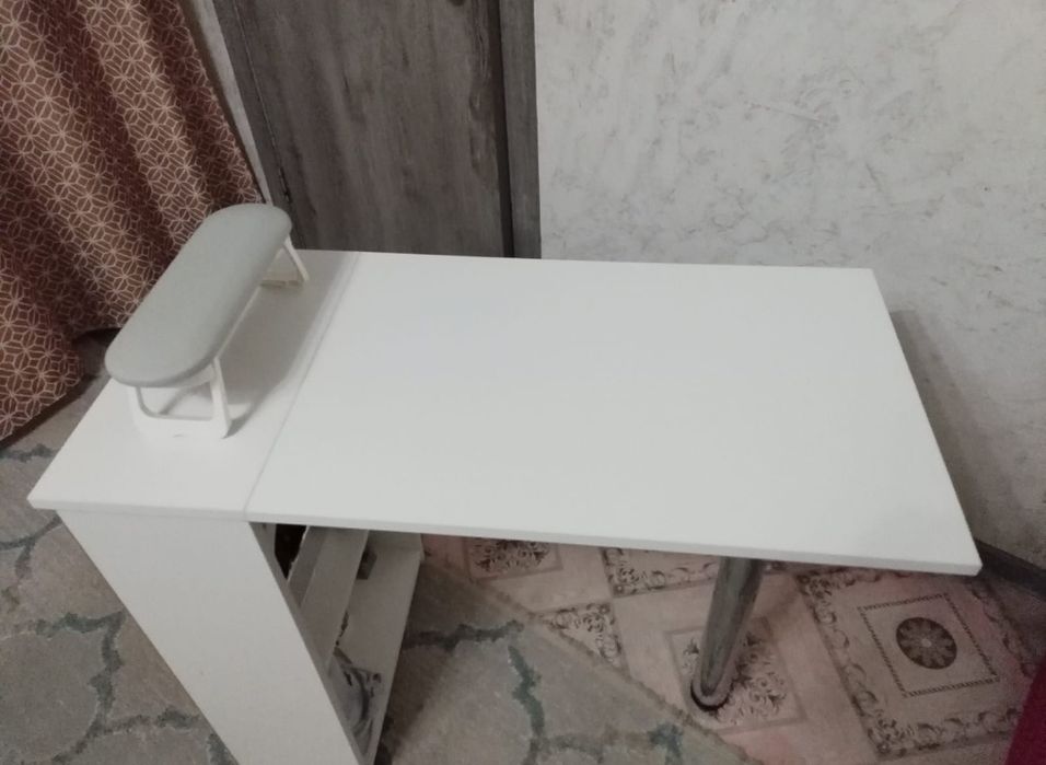 Стол и приборы маникюра