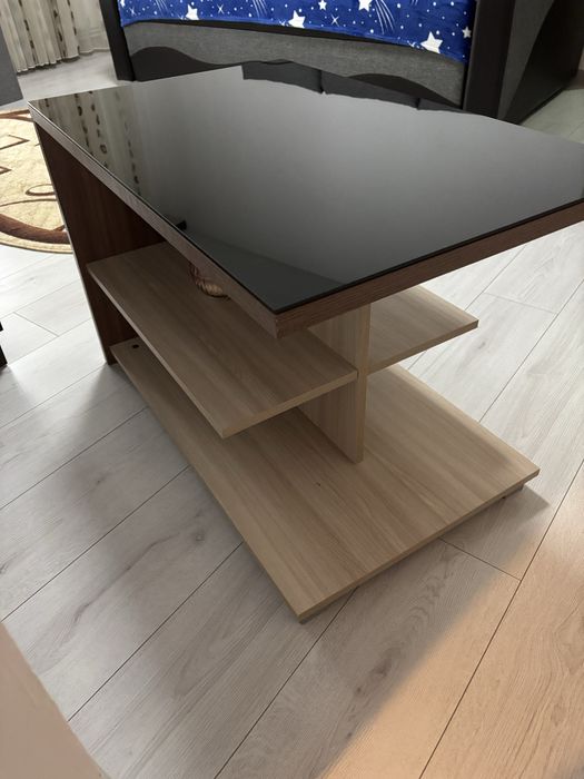 Masa din lemn cu sticla neagra