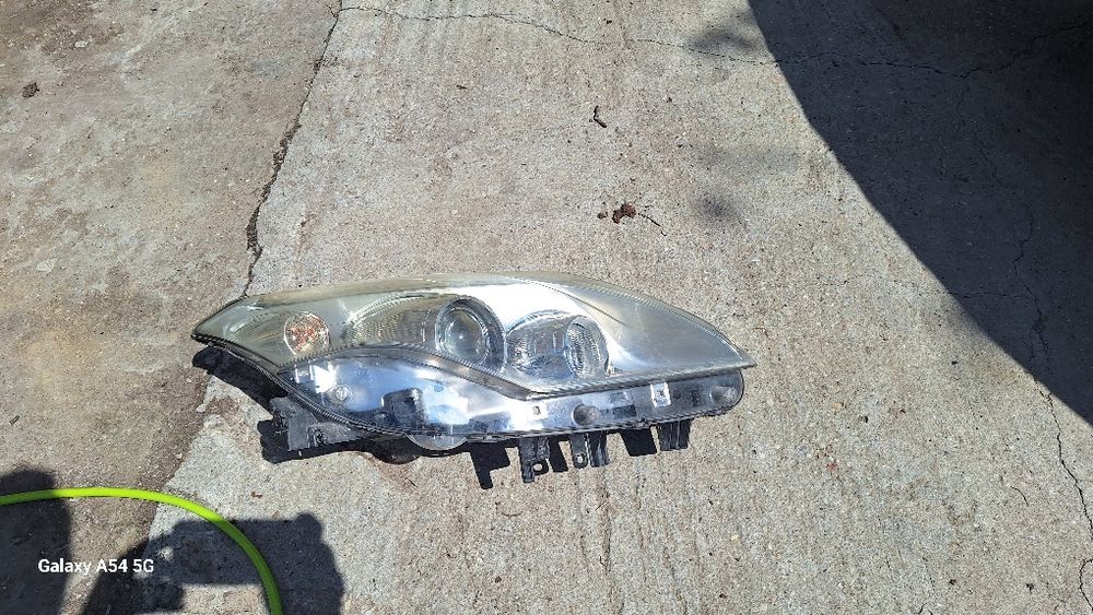 Vând far dreapta bixenon laguna 3