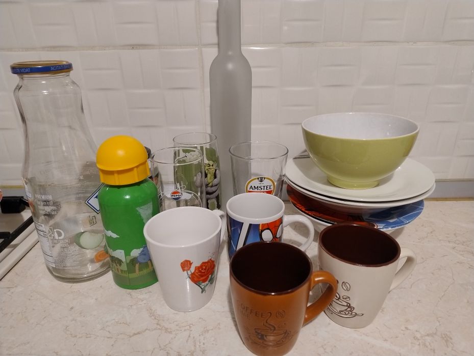 Donez veselă descompletată + o sacoșă cu borcane