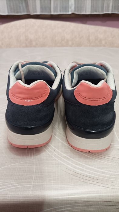 Дамски спортни обувки