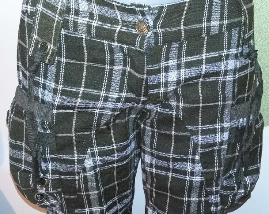 Pantaloni trei sferturi kaki cadrilati matlasati bufanti tinte snururi