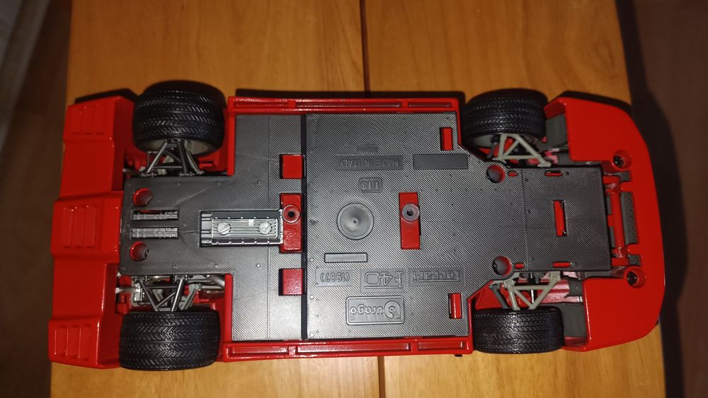 Ferrari F40 1987 (1/18)