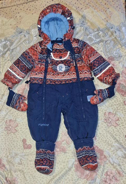 Продам демисезонный комбинезон-конверт.