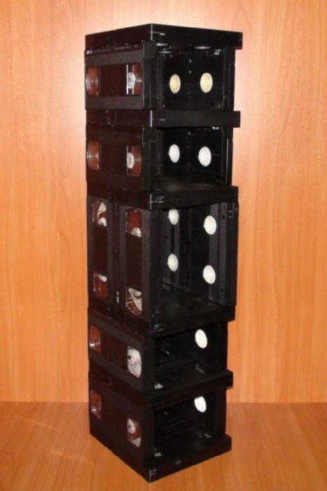 Винтажная полка-подставка из видеокассет