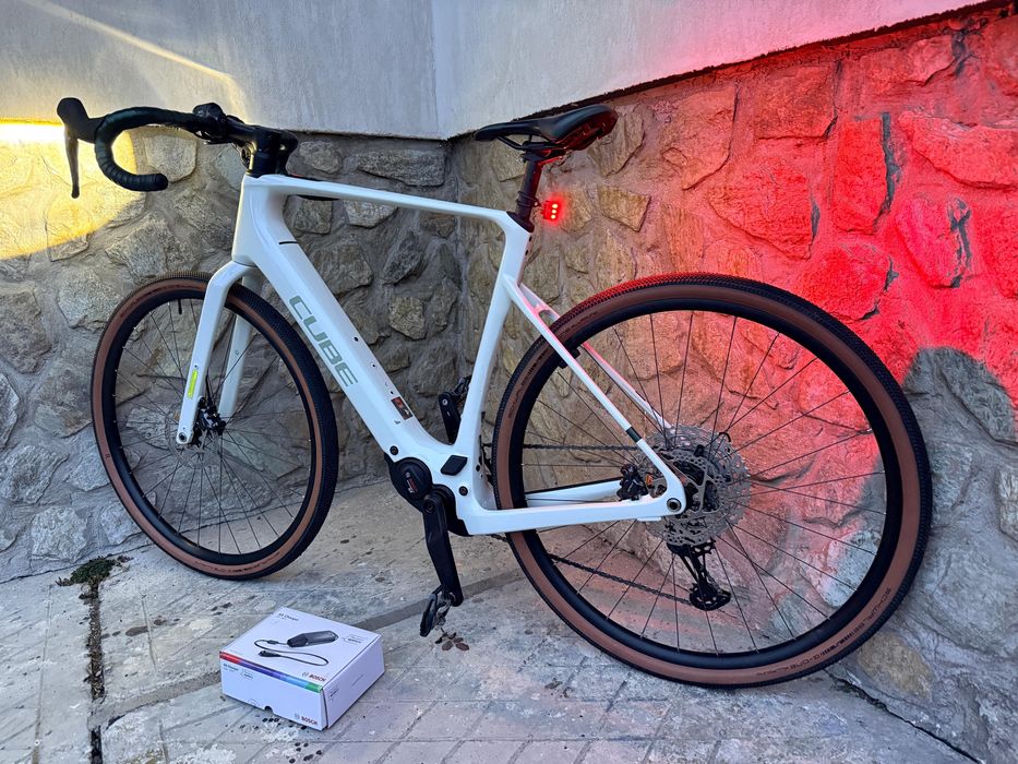 Bicicleta electrică cube nuroad hybrid 2025