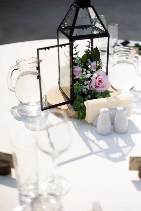 Фенери с украса от рози и LED лампички