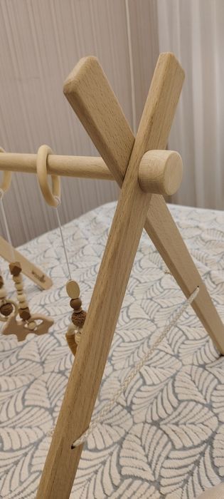 Детская стойка Монтессори из натурального бука с подвесными игрушками