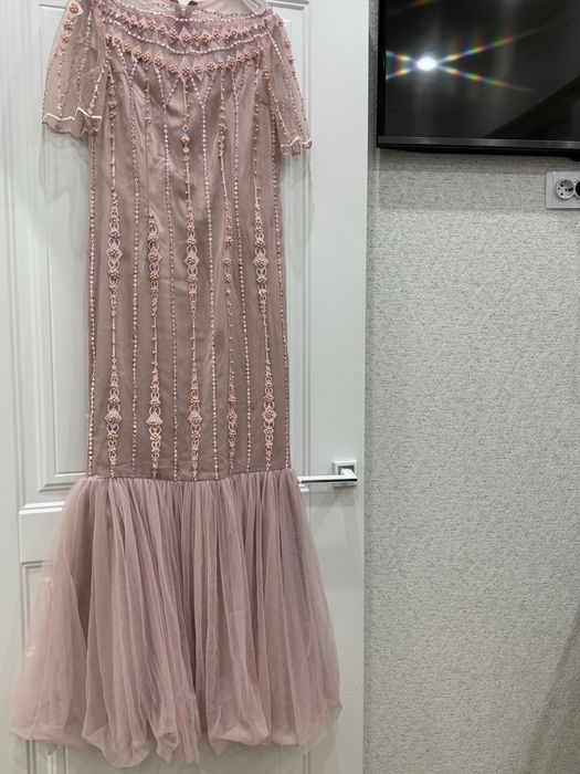 Әдемі көйлектер бар