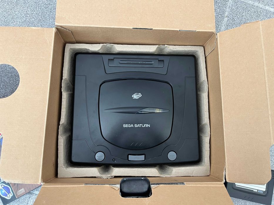 Sega Saturn - оригинална игрална конзола в кутия + игра и оригинална памет