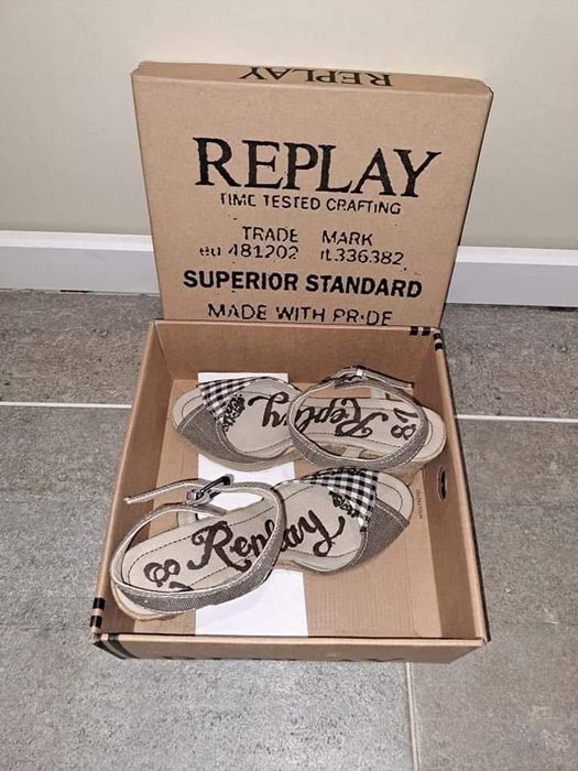 Продавам дамски сандали Replay №39.