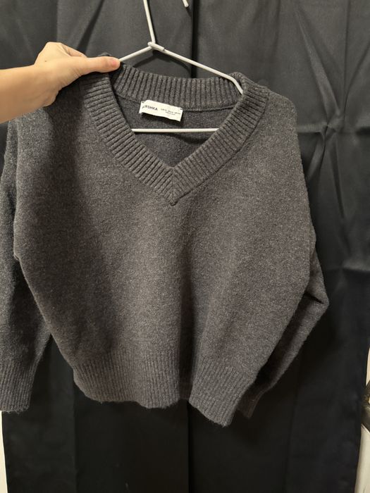 Сив пуловер с V деколте