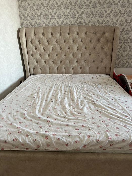 Продаётся двуспальная кровать