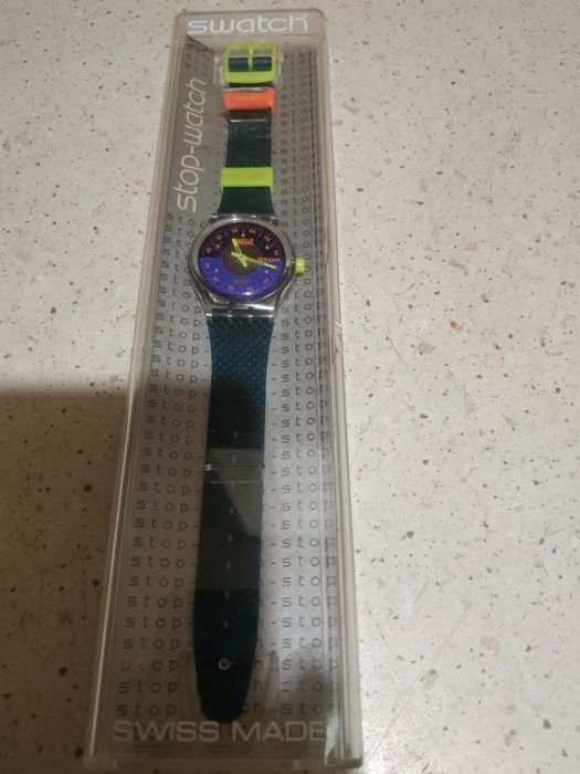 Предлагам швейцарски дамски кварцов часовник Swatch