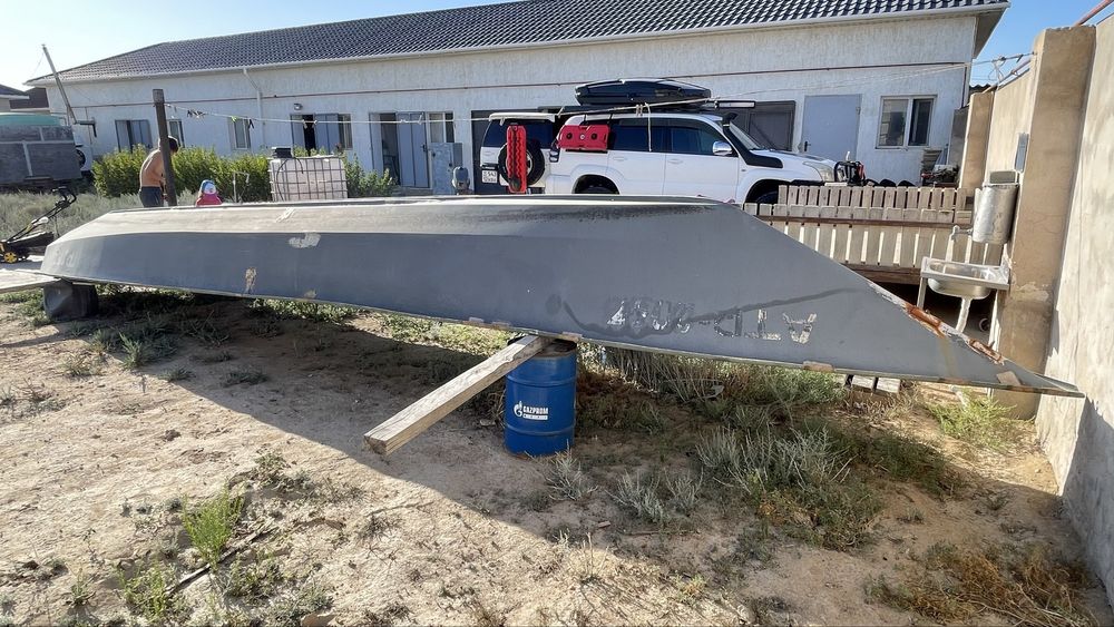 Продам лодку пластик 8,7м