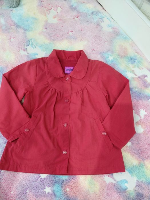 Продам  ветровку на девочку.