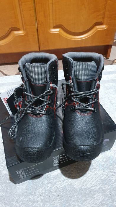 Продам комбинезон и обувь