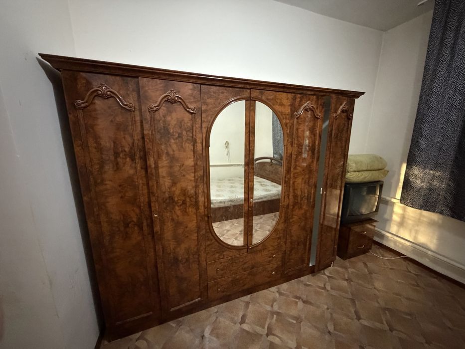 Продам шкаф с зеркалом