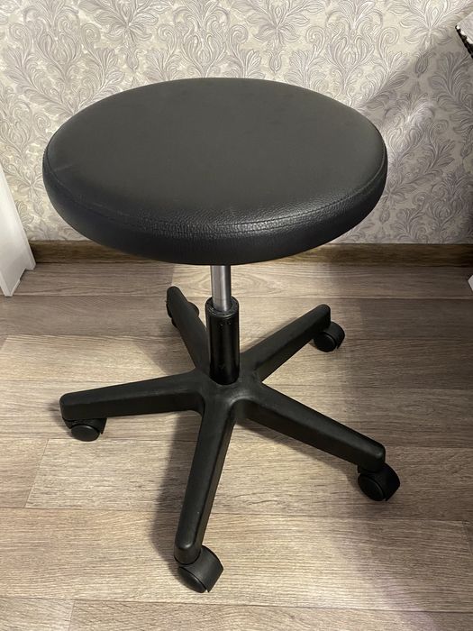 Стул на колесике