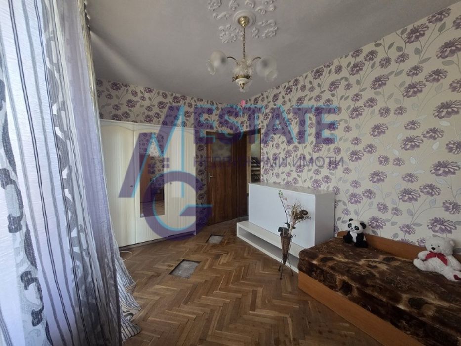 Масивна двуетажна къща гр Нови Искър