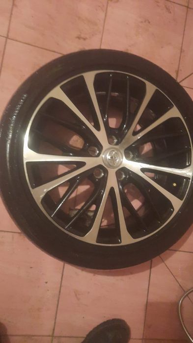 Продаю шины для камри