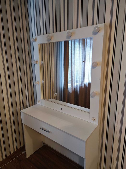 столик для макияжа